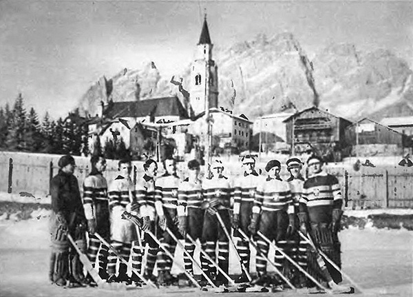Polska reprezentacja olimpijska na zimowe igrzyska w St. Moritz 1928. Od lewej: Edmund Czaplicki, Aleksander Słuczanowski, Lucjan Kulej, Kazimierz Żebrowski, Karol Szenajch, Aleksander Tupalski, Tadeusz Adamowski, Aleksander Kowalski, Włodzimierz Krygier, Stanisław Pastecki, Józef Stogowski. Źródło: domena publiczna
