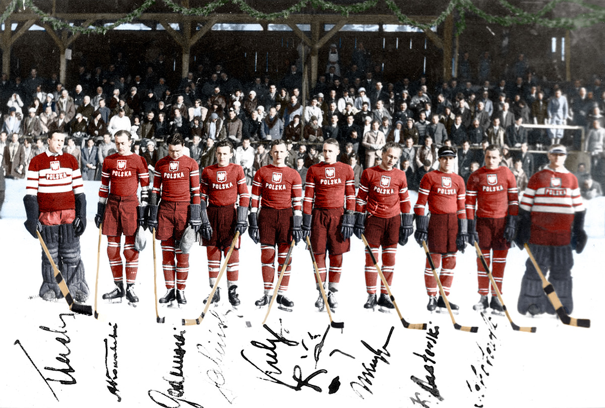 Mistrzostwa świata i Europy w hokeju na lodzie, Krynica 1931 r. Aleksander Kowalski (2. od lewej, pod nim autograf) wśród kolegów z polskiej reprezentacji. Źródło: Muzeum Sportu i Turystyki