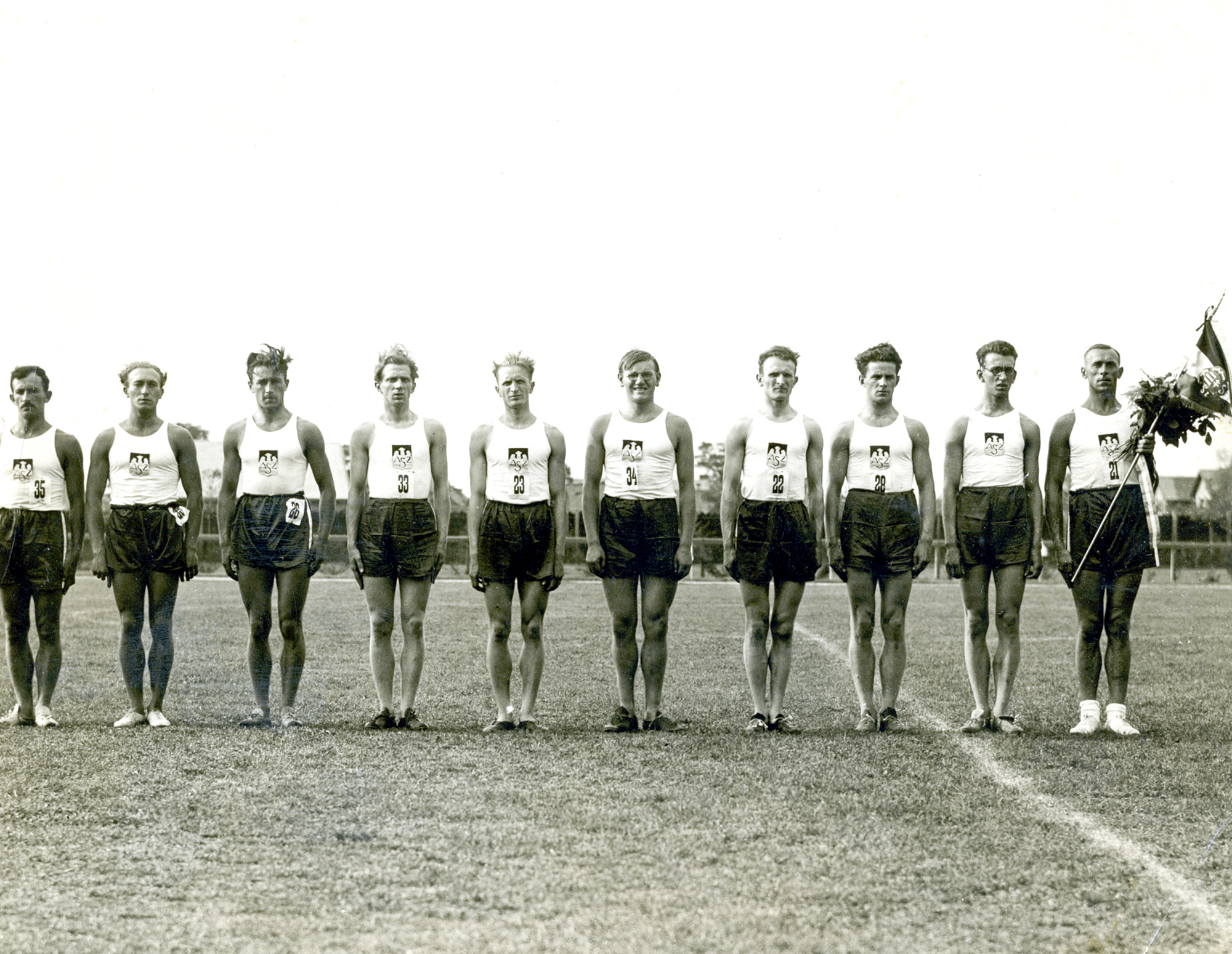 Zawodnicy AZS Warszawa. Pierwszy z prawej Józef Baran, lata 20. XX w. Źródło: Muzeum Sportu i Turystyki