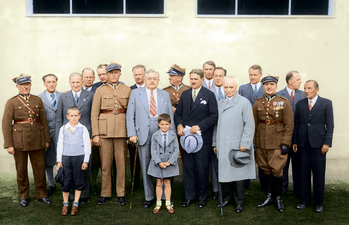 Grupa założycieli i pierwszych członków klubu sportowego Czarni Lwów. Widoczni m.in.: mjr Twardowski, kpt. Muller, dr Henryk Landau, kpt. Henryk Bilor (6. z lewej, w mundurze), inż. Kazimierz Sołtyński, działacz sportowy Kazimierz Hemerling, Tadeusz Kowalski (3. z prawej, w mundurze), 1933 r. Źródło: Narodowe Archiwum Cyfrowe