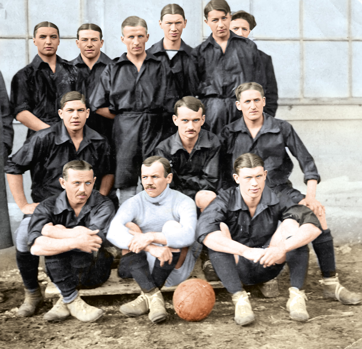 Czarni Lwów przed meczem z Wisłą Kraków z okazji otwarcia boiska Wisły na Oleandrach w Krakowie. Henryk Bilor stoi 3. od lewej. Na zdjęciu uwieczniony także Tadeusz Kowalski (stoi 1. od lewej), przyjaciel Bilora i łyżwiarski partner Zofii Bilorówny, Kraków 1914 r. Źródło: Muzeum Sportu i Turystyki