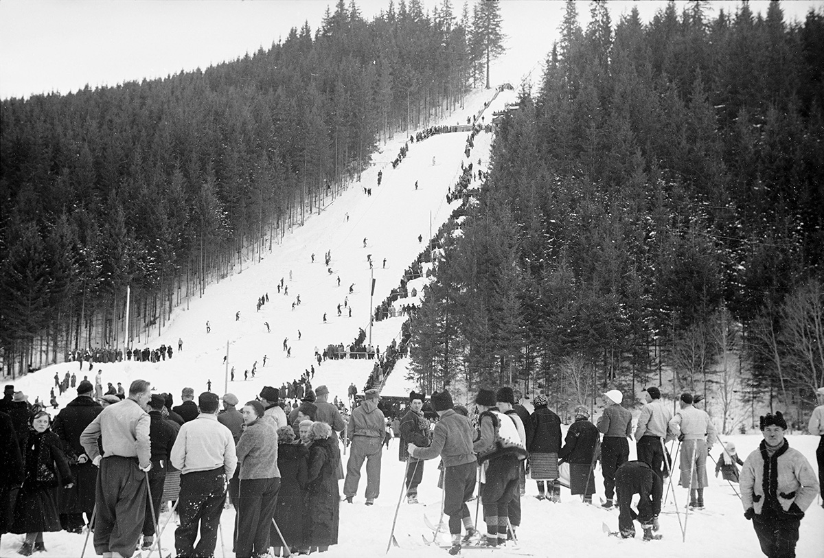Worochta – miejscowość uzdrowiskowa zwana „drugim Zakopanem”. Widok na skocznię, 1938 r. Źródło: domena publiczna