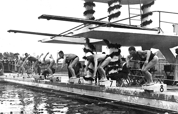 Wyścig na 100 m stylem dowolnym podczas międzynarodowych zawodów pływackich przy Stadionie Wojska Polskiego w Warszawie. Widoczni m.in.: Kazimierz Roman Bocheński, Andras Szekely, Joachim Karliczek, Lejzor Szrajbman, 1933 r. Źródło: Narodowe Archiwum Cyfrowe