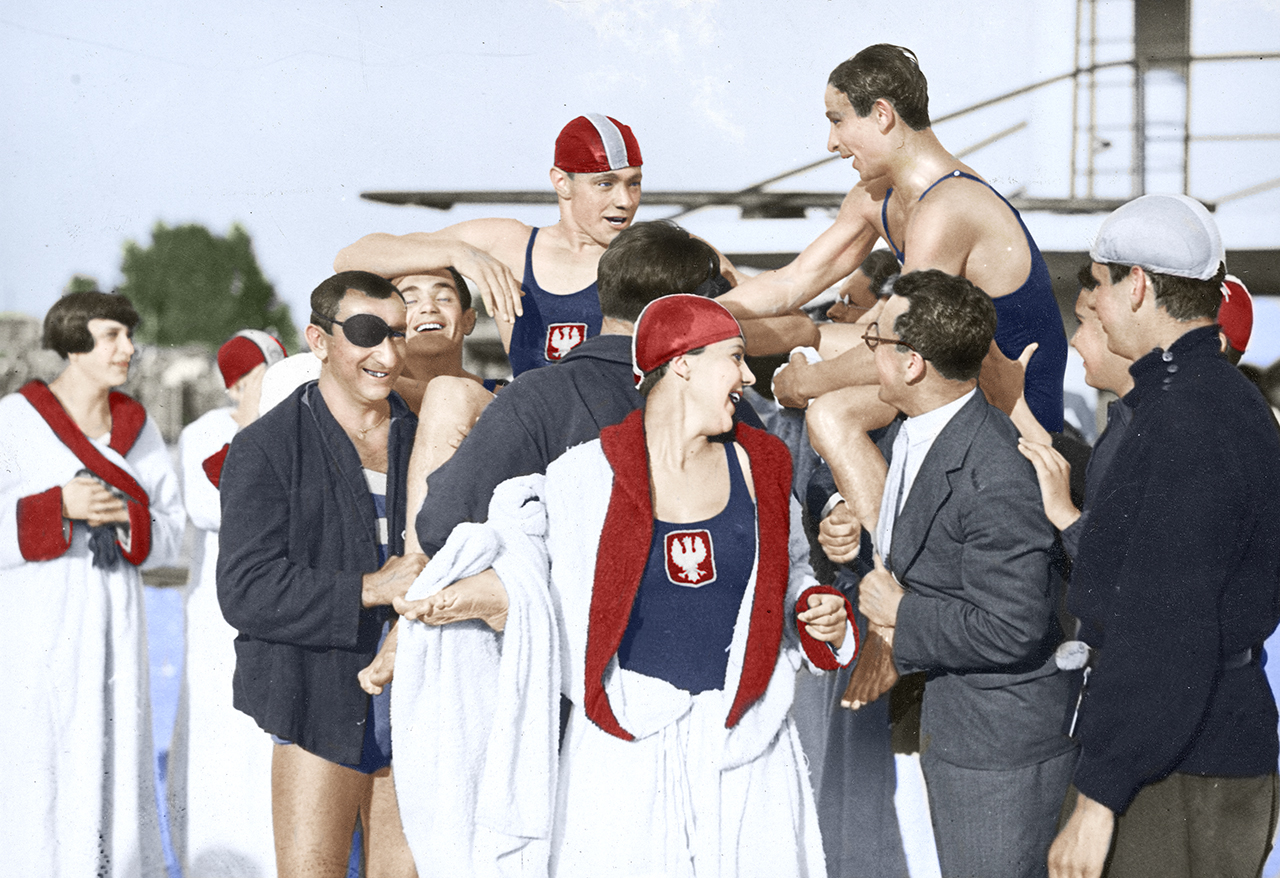 Radość po zwycięskim meczu pływackim Polska–Belgia, 1929 r. Na ramionach kolegów najlepsi polscy pływacy: z lewej – Roman Kazimierz Bocheński, z prawej – Lejzor Szrajbman. Losy obydwu pływaków potoczą się tragicznie. Kazik zostanie zamordowany przez Sowietów w 1940 r., Lejzor zginie w getcie warszawskim trzy lata później. Ze zbiorów Narodowego Archiwum Cyfrowego