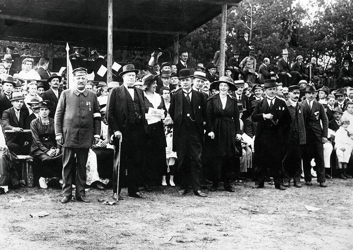 Wojciech Korfanty był świadom roli, jaką sport może odegrać w propagowaniu polskości na Górnym Śląsku. Na zdjęciu Korfanty (w środku) podczas zlotu członków Towarzystwa Gimnastycznego „Sokół” w Panewnikach, 1919 r. Źródło: Narodowe Archiwum Cyfrowe