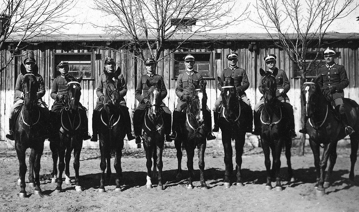Polska ekipa w Centrum Wyszkolenia Kawalerii w Grudziądzu przed wyjazdem do Nicei i Rzymu. Widoczni od lewej:  rtm. Adam Królikiewicz, mjr Michał Toczek, rtm. Edmund Chojecki, rtm. Zdzisław Dziadulski, inspektor grupy por. Leon Kon, rtm. Henryk Dobrzański, rtm. Michał Antoniewicz, por. Kazimierz Szosland. Ze zbiorów Narodowego Archiwum Cyfrowego