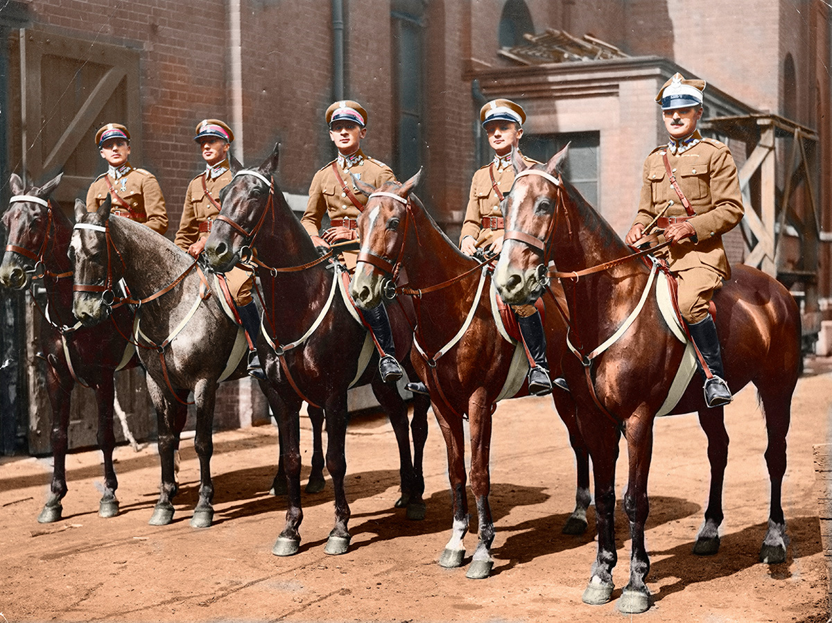 Ekipa polska na międzynarodowe zawody hippiczne w Londynie, 1925 r. Widoczni m.in.: por. Kazimierz Szosland (1. z prawej), rtm. Henryk Dobrzański (2. z prawej), ppłk Karol Rómmel (3. z prawej), rtm. Adam Królikiewicz (1. z lewej). Ze zbiorów Narodowego Archiwum Cyfrowego