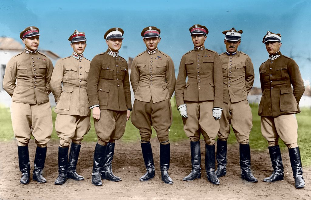 Grupa oficerów kawalerii – widoczni od lewej: rtm. Adam Królikiewicz, por. Władysław Zgorzelski, rtm. Henryk Dobrzański, ppłk Karol Rómmel, rtm. Zdzisław Dziadulski, por. Kazimierz Szosland, rtm. Edmund Chojecki. Reprodukcja zdjęcia Narcyza Witczaka-Witaczyńskiego, ze zbiorów Narodowego Archiwum Cyfrowego