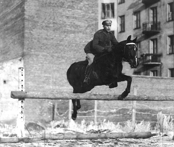 Adam Królikiewicz podczas zawodów hippicznych, 1924 r. Źródło: Narodowe Archiwum Cyfrowe