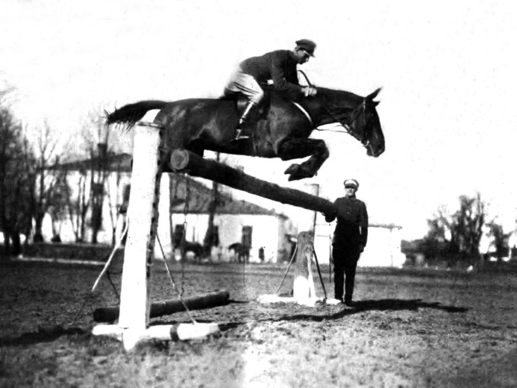 Zdzisław Dziadulski na koniu Zefirze. Zdjęcie z czasopisma „Jeździec i Hodowca”, nr 11-12/1925. Źródło: Biblioteka Narodowa