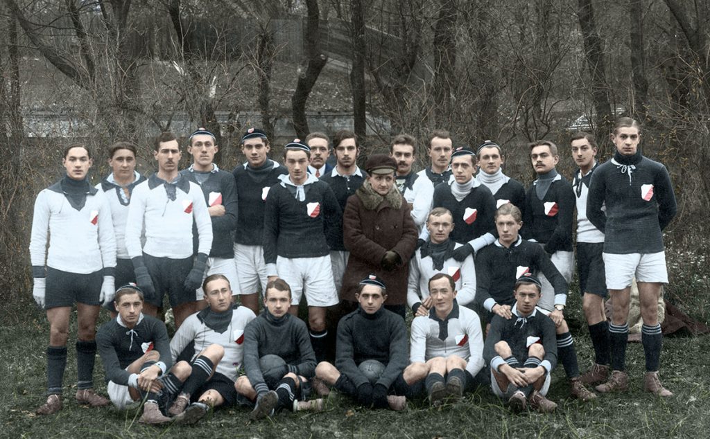 Drużyna Polonii ok. 1916 r. Pierwszy z prawej klęczy Tadeusz Gebethner. Pierwszy z lewej siedzi jego brat Wacław. Źródło: Archiwum Cyfrowe Polonii Warszawa