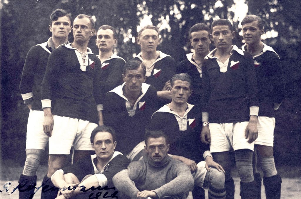 Piłkarze Polonii przed meczem z Łódzkim Klubem Sportowym, 1922 r. Pierwszy od prawej klęczy Tadeusz Gebethner. Źródło: Archiwum Cyfrowe Polonii Warszawa