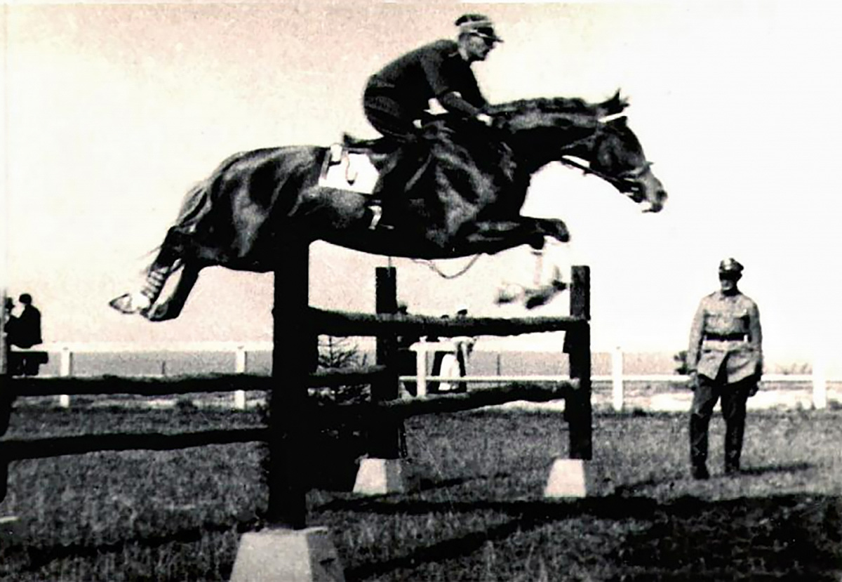 Rtm. Kawecki na klaczy Ostryga, lata 30. XX w. Źródło: Muzeum Katyńskie / ze zbiorów Renaty Skąpskiej