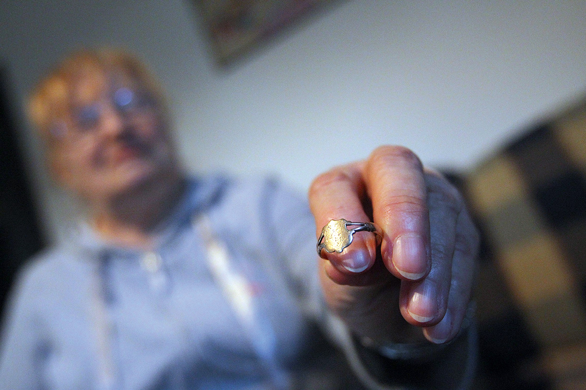 Ewa Gruner-Żarnoch z sygnetem ojca odnalezionym podczas prac ekshumacyjnych w Piatichatkach w 1995 r. Fot. Cezary Aszkiełowicz / Agencja Wyborcza.pl