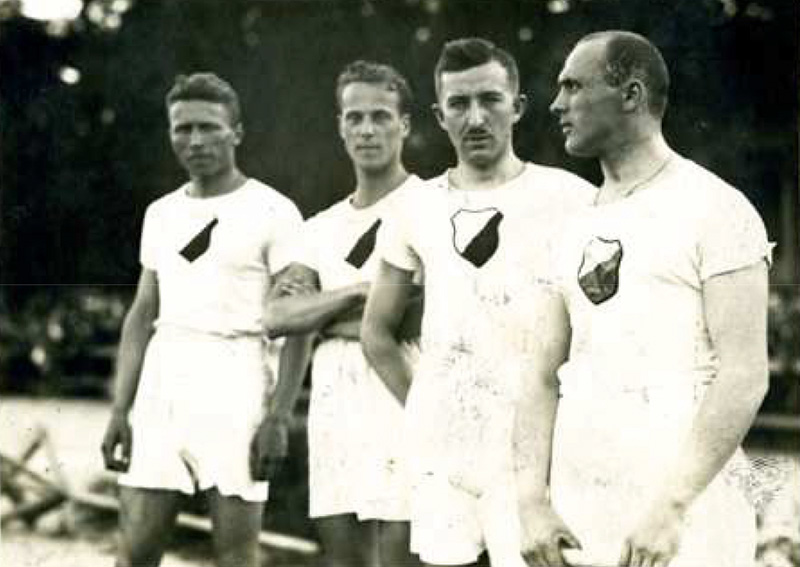 Lekkoatleci KS Polonia Warszawa. Pierwszy z lewej Stanisław Świętochowski, 1922 r. Źródło: Muzeum Sportu i Turystyki