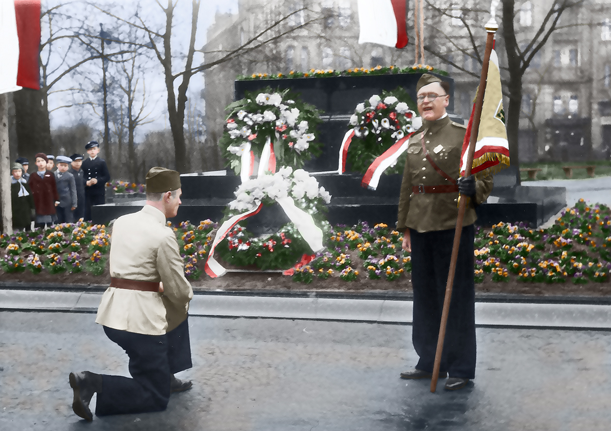 Wincenty Karuga, prezes Okręgowego Związku Młodzieży Powstańczej, wręcza proporzec przedstawicielowi związku. Uroczystość przed Grobem Nieznanego Powstańca w Katowicach, maj 1938 r. Źródło: Narodowe Archiwum Cyfrowe
