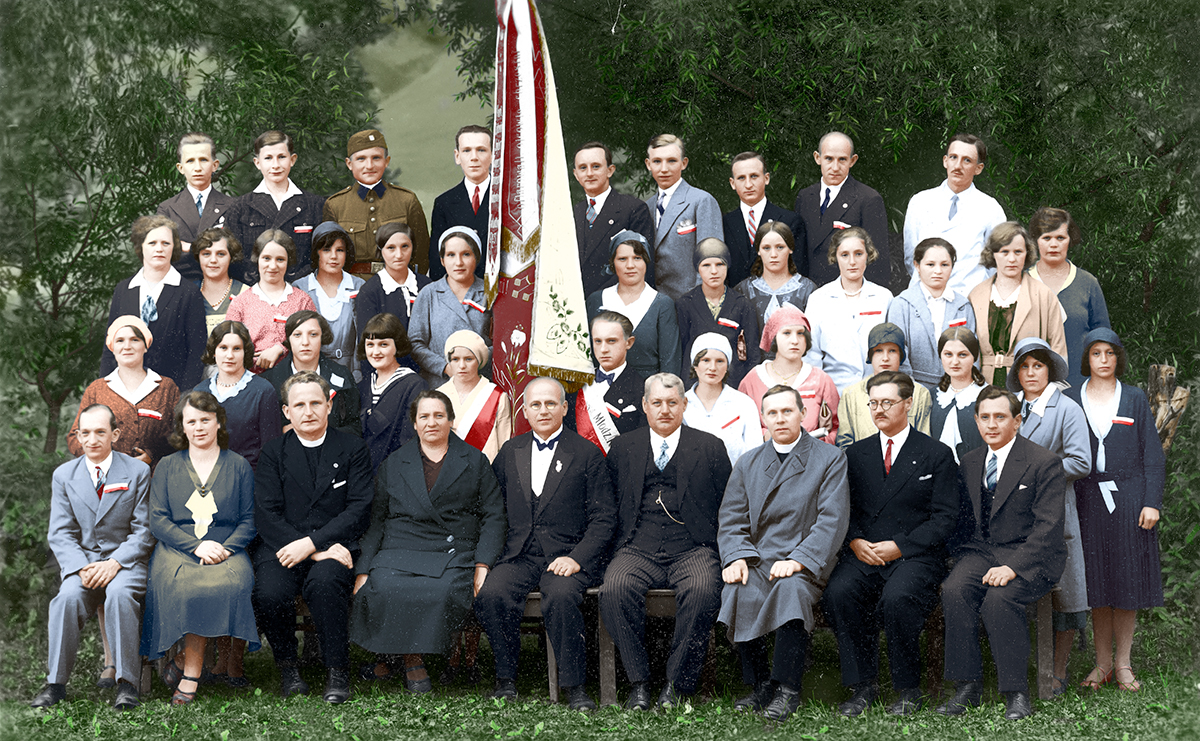 Poświęcenie sztandaru Stowarzyszenia Młodzieży Polskiej w Jabłonkowie na Zaolziu, 1931 r. Wincenty Karuga siedzi w pierwszym rzędzie, drugi od prawej. Źródło: Narodowe Archiwum Cyfrowe