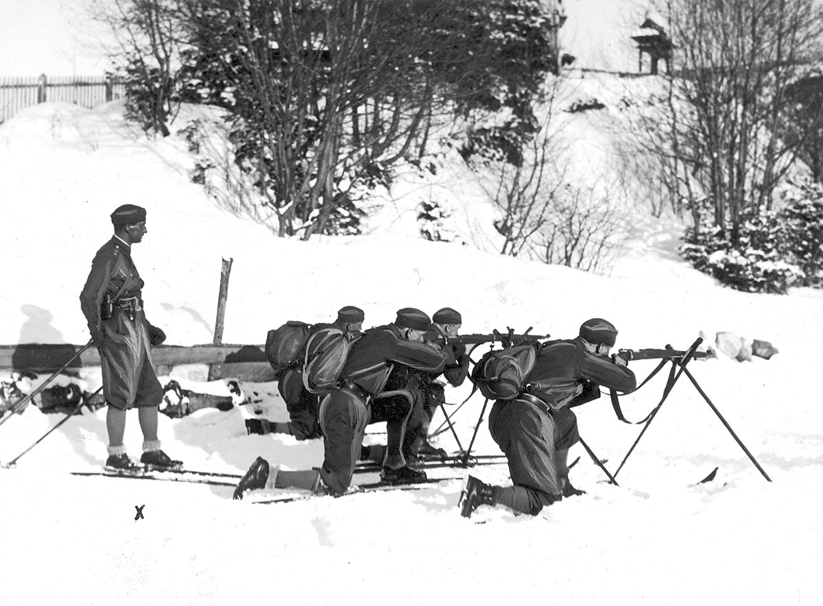 Polska drużyna podczas strzelania. Z lewej stoi por. Artur Kasprzyk. Zakopane, luty 1929 r. Źródło: Narodowe Archiwum Cyfrowe
