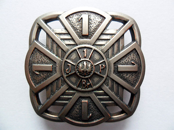 Odznaka 1. Pułku Piechoty Legionów, w którym w czasie II wojny światowej walczył Stefan Kostrzewski. Źródło: domena publiczna