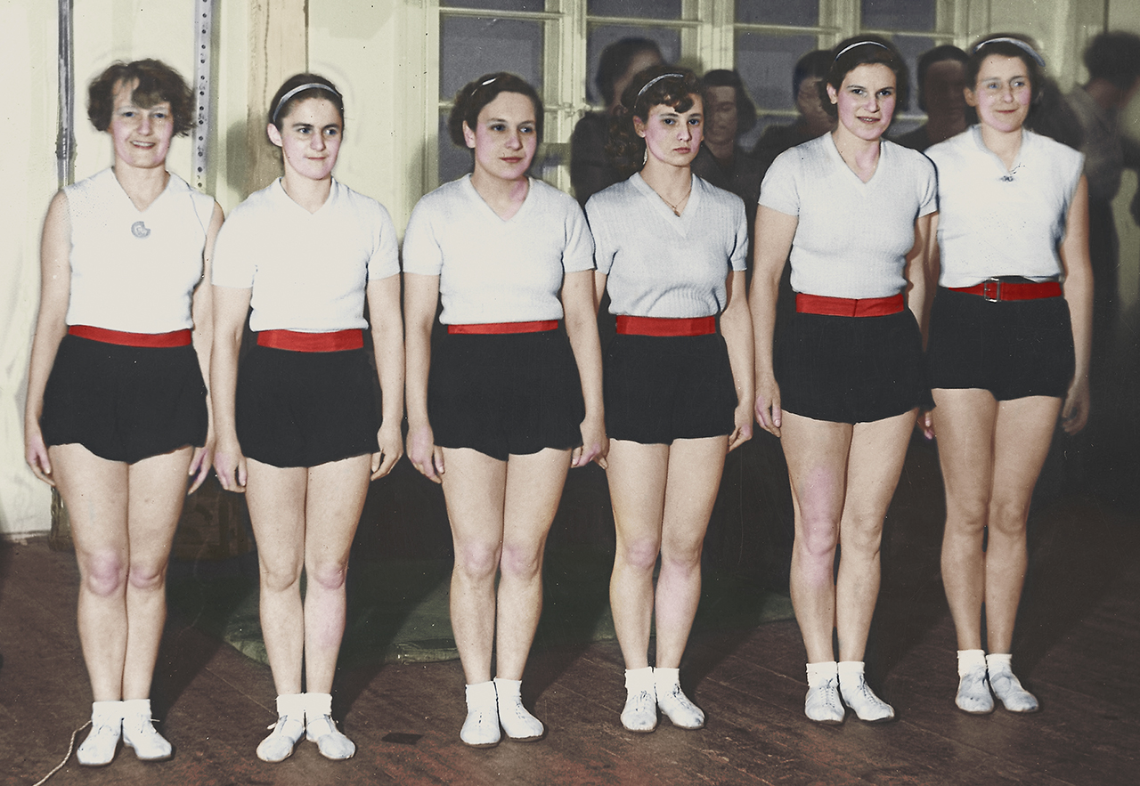 Żeńska drużyna gimnastyczna Towarzystwa Gimnastycznego „Sokół” w Warszawie, 1937 r. Druga z prawej stoi Stefania Krupa. W Powstaniu Warszawskim walczyły także Wisława Noskiewicz (druga od lewej), tak samo jak Stefania, sanitariuszka w zgrupowaniu Ruczaj, oraz dr Bożena Kokalij Kowalewska-Pietrzykowska (pierwsza od lewej), trzykrotna mistrzyni Polski w skokach do wody, która zginęła, pełniąc służbę lekarską. Ze zbiorów Narodowego Archiwum Cyfrowego