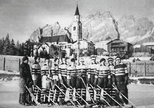 Polscy hokeiści na igrzyskach olimpijskich w St. Moritz, 1928 r. Trzeci od lewej – Lucjan Kulej. Fotografia opublikowana w księdze pamiątkowej Dziesięciolecie Polski Odrodzonej, Kraków–Warszawa 1928. Źródło: Podkarpacka Biblioteka Cyfrowa