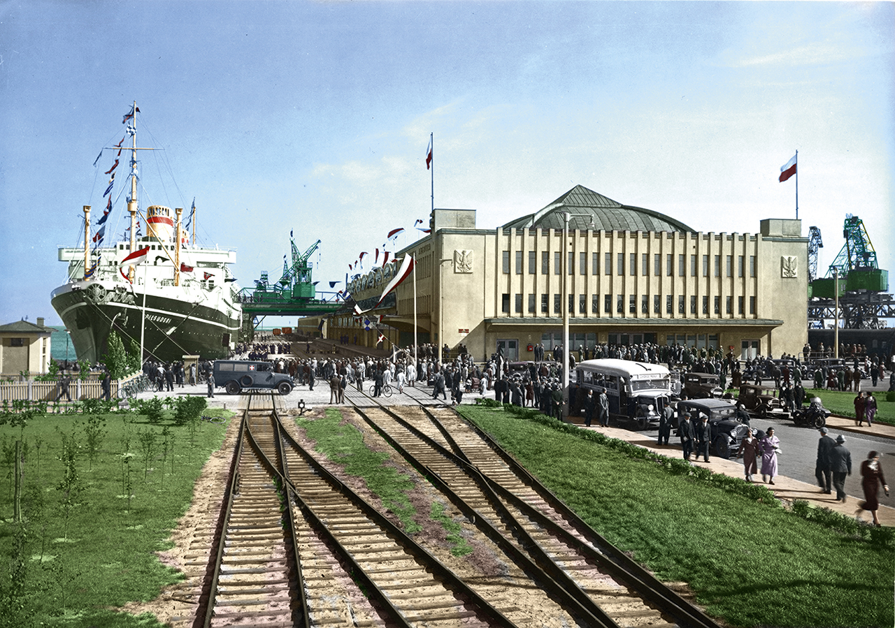 Statek „Piłsudski”, którego wnętrze zaprojektował Jerzy Skolimowski. Ze zbiorów Narodowego Archiwum Cyfrowego i Biblioteki Narodowej