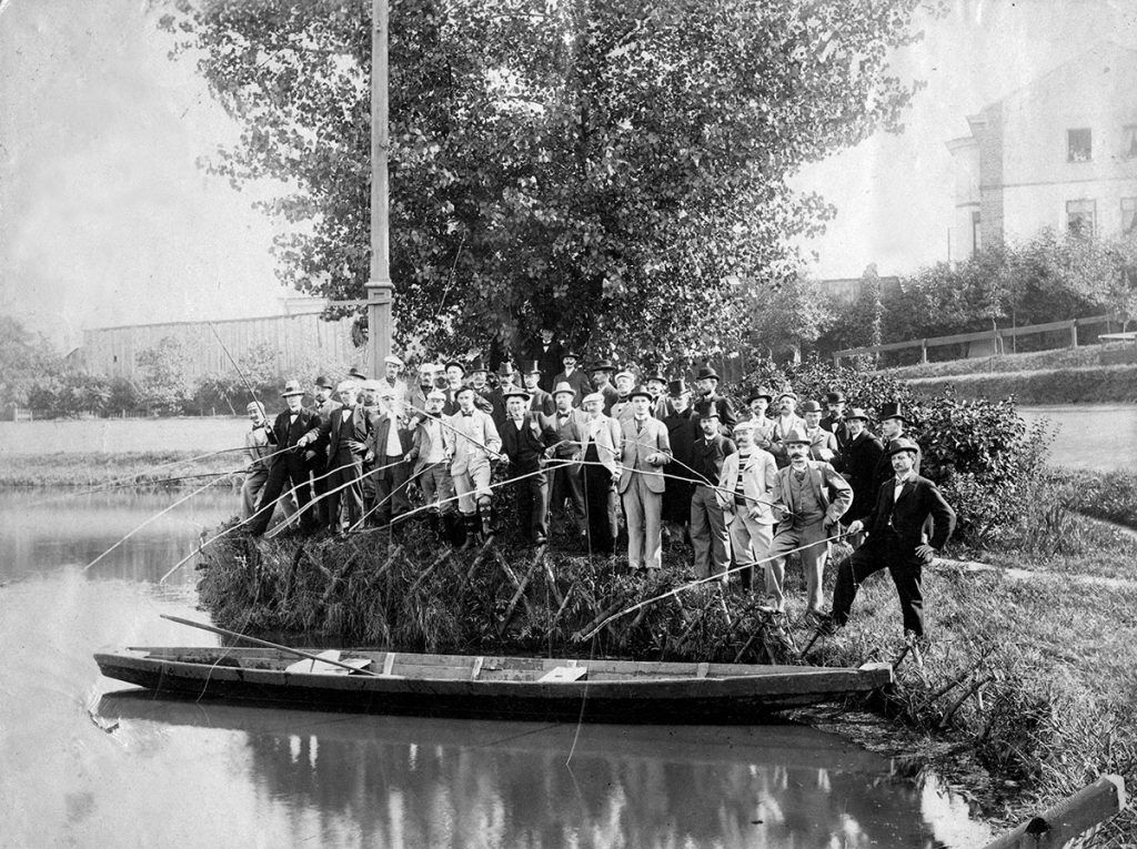 Członkowie Warszawskiego Towarzystwa Cyklistów z sekcji wędkarskiej przy sadzawce na Dynasach, 1901 r. Źródło: zbiory dr. Roberta Gawkowskiego