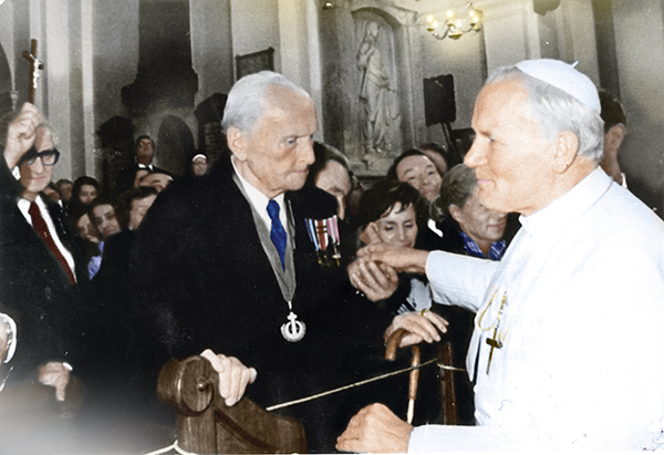 Henryk Leliwa-Roycewicz podczas audiencji u papieża Jana Pawła II, lata 80. XX w. Fot. autor nieznany, ze zbiorów Muzeum Powstania Warszawskiego