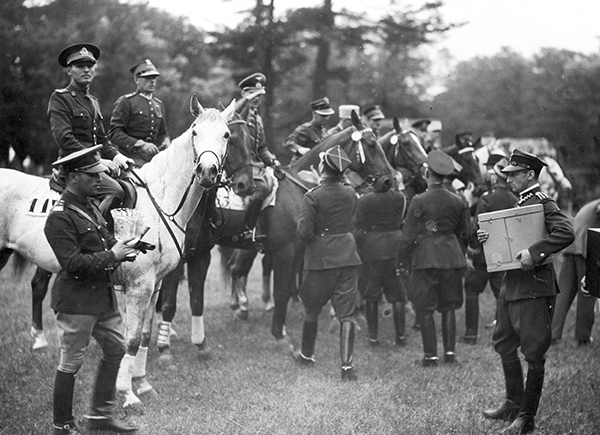 Międzynarodowe Zawody Hippiczne na hipodromie w Łazienkach Królewskich w Warszawie (czerwiec 1936 r.). Dekorowanie zwycięzców w Konkursie Otwarcia. Widoczni od lewej na koniach: rumuński porucznik Zahej, rotmistrz Henryk Roycewicz, niemiecki rotmistrz Brandt, kapitan Paweł Dąbski–Nerlich. Ze zbiorów Narodowego Archiwum Cyfrowego