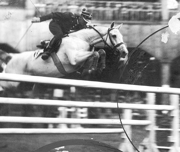 Henryk Leliwa-Roycewicz podczas skoku przez przeszkodę. Ze zbiorów Narodowego Archiwum Cyfrowego