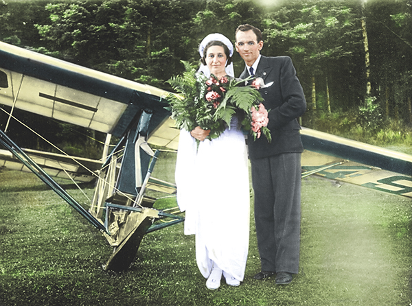 Janina i Mieczysław Lewandowscy po ślubie kościelnym w Tęgoborzu. Ze zbiorów Muzeum Powstańców Wielkopolskich w Lusowie