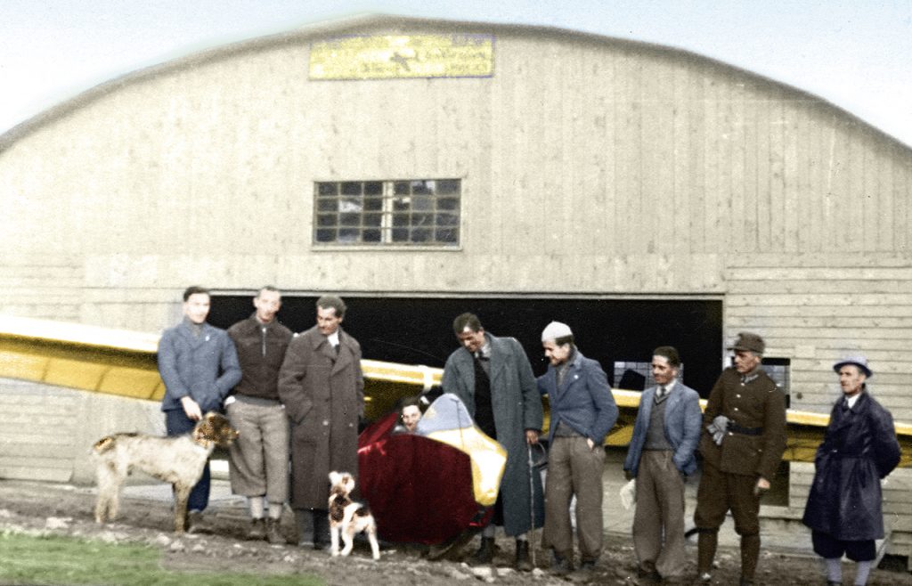 Janina w kabinie szybowca. Obok stoi Mieczysław Lewandowski. Ze zbiorów Tomasza Koseckiego