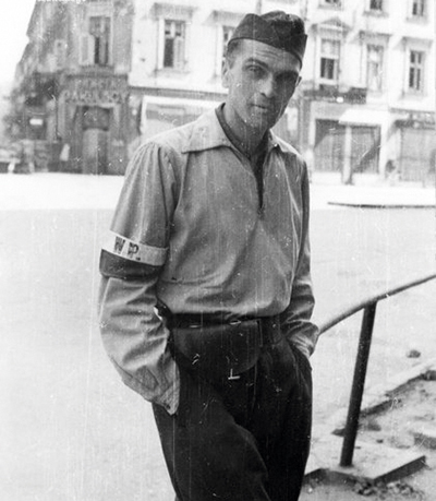 Ppor. Eugeniusz Lokajski „Brok” na rogu Brackiej i Chmielnej; fotografia wykonana aparatem Lokajskiego (trzecia dekada sierpnia 1944 r.) Fot. Eugeniusz Lokajski „Brok” (ze zbiorów Muzeum Powstania Warszawskiego)