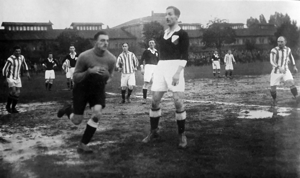 Bracia Jan i Stefan Lothowie podczas meczu „Czarnych Koszul” z reprezentacją Tallina, październik 1923 r. Źródło: Robert Gawkowski, Warszawska Polonia. Piłkarze „Czarnych Koszul” 1911-2001
