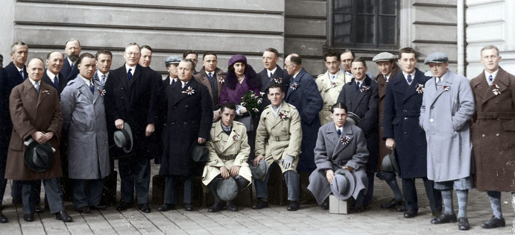 Reprezentacja Polski w piłce nożnej po przybyciu do Sztokholmu na mecz ze Szwecją, 28 września 1930 r. Pierwszy z lewej (w drugim rzędzie) stoi trener Stefan Loth. Źródło: Narodowe Archiwum Cyfrowe