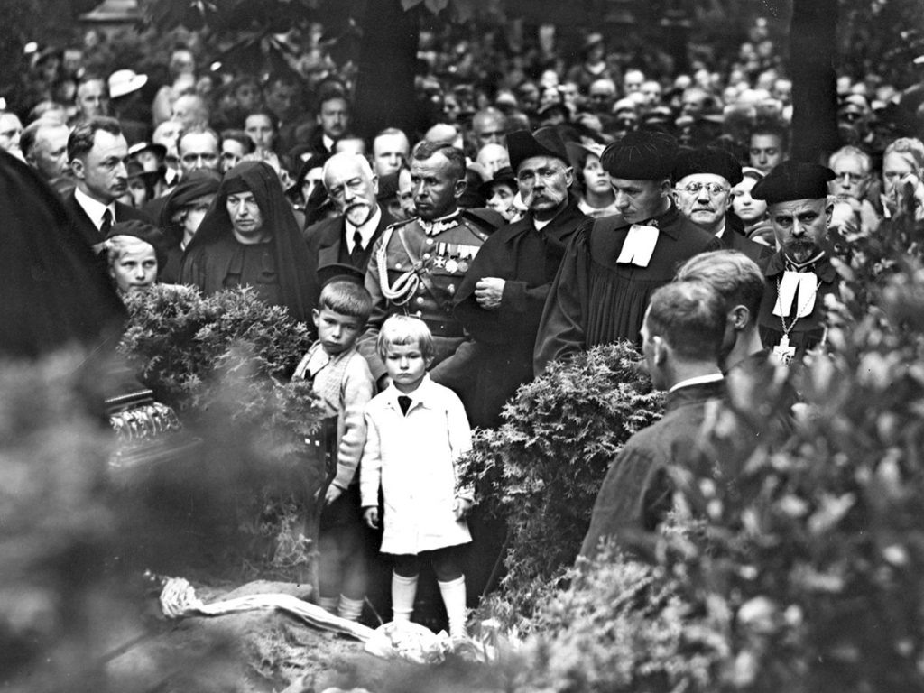 Pogrzeb Stefana Lotha. W czarnym welonie Wanda Kwaśniewska-Loth. W mundurze na pierwszym planie dowódca 36. Pułku Piechoty Legii Akademickiej Stanisław Pelc. Za nim – pastor August Loth. Janina, najstarsza córka zmarłego, z lewej strony w ciemnym berecie. Na pierwszym planie młodsze dzieci: Hania i Wiesio. Hanna po latach będzie kontynuować rodzinne tradycje sportowe: zostanie koszykarką Polonii Warszawa i wielokrotną reprezentantką Polski w meczach międzypaństwowych. Źródło: Narodowe Archiwum Cyfrowe