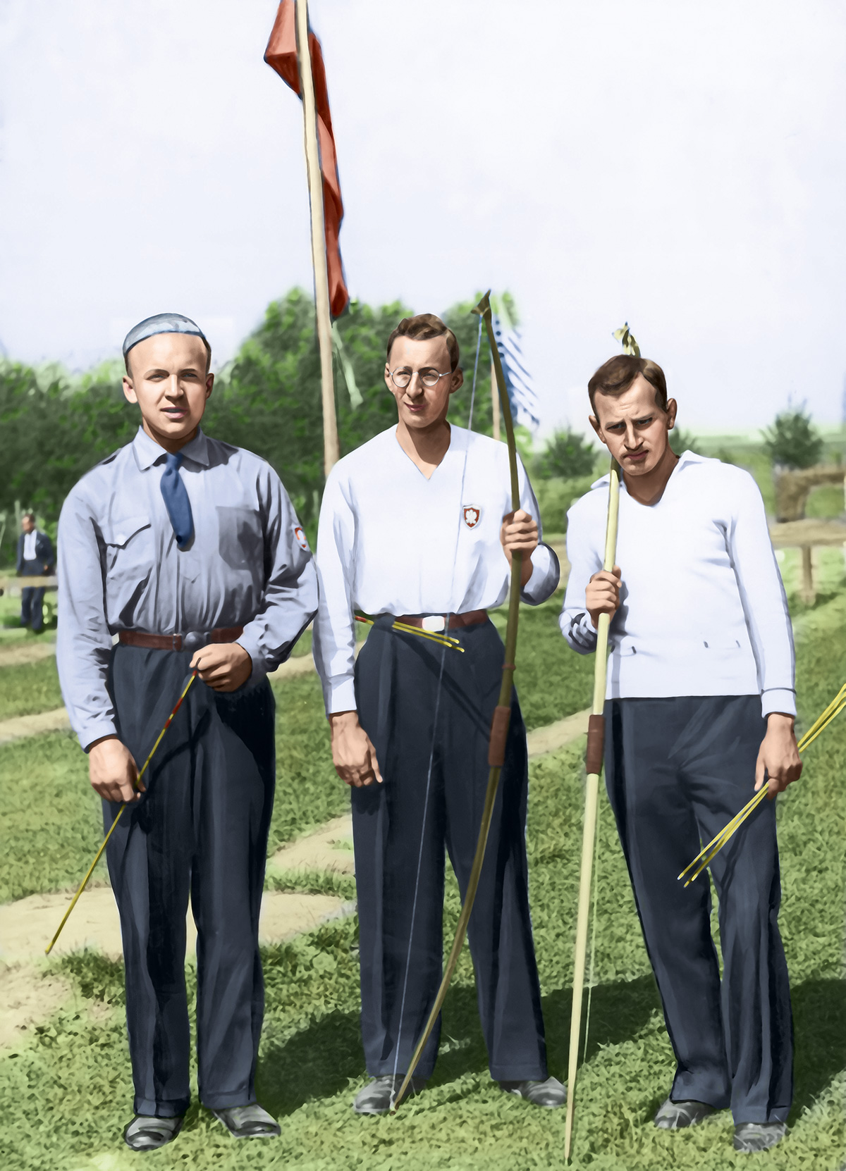 Zygmunt Łotocki (w środku) wraz z Michałem Sawickim (z lewej) i Zbigniewem Kosińskim zdobyli drużynowo mistrzostwo świata podczas II Międzynarodowych Zawodów Łuczniczych w Warszawie, 1932 r. Źródło: Narodowe Archiwum Cyfrowe