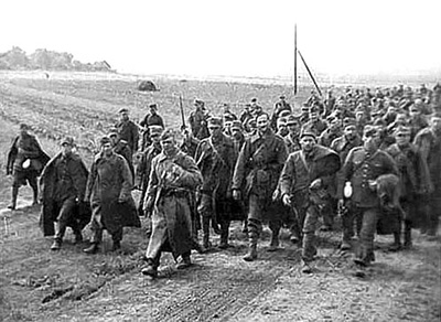 Polscy żołnierze – jeńcy wojenni w drodze do kolejowych punktów załadunku za granicą polsko-sowiecką, wrzesień 1939 r. Źródło: domena publiczna