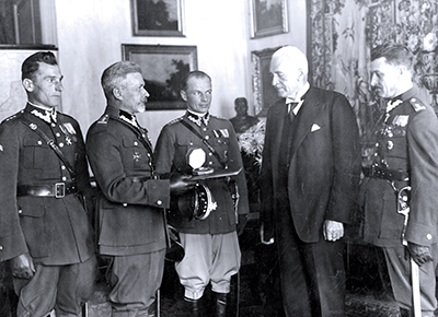 Delegacja Centralnego Instytutu Wychowania Fizycznego na audiencji u prezydenta RP Ignacego Mościckiego (1932 r.). Trzeci od lewej stoi kpt. Leszek Lubicz-Nycz Fot. NAC