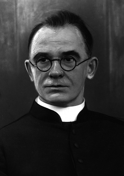 Stryj Witalisa, ksiądz Antoni Ludwiczak. Założyciel pierwszego w Polsce uniwersytetu ludowego, dyrektor Zarządu Głównego Towarzystwa Czytelni Ludowych. Aresztowany przez Gestapo w 1939 r., więzień obozów m.in. w Stutthofie i Dachau. Zginął w komorze gazowej w austriackim Hartheim Fot. NAC