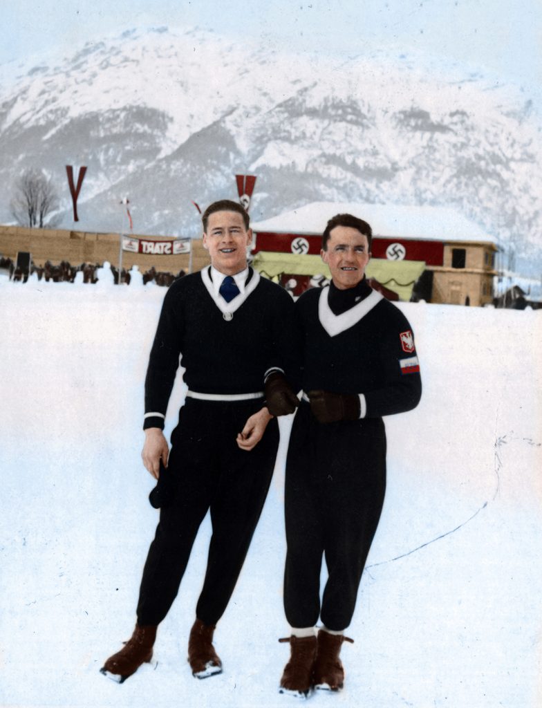 Stanisław Marusarz i Bronisław Czech podczas Międzynarodowych Zawodów Narciarskich w niemieckim Garmisch-Partenkirchen, 1935 r. W tle – flagi III Rzeszy ze swastyką. Do wybuchu wojny, która na zawsze zmieni życie Stanisława Marusarza i zakończy życie Bronisława Czecha, pozostają cztery lata Fot. NAC