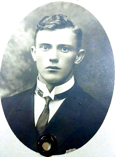 Portret Antoniego Maszewskiego ze studenckiego indeksu Archiwum Uniwersytetu Warszawskiego