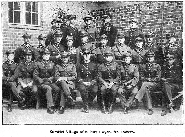 Centralna Wojskowa Szkoła Gimnastyki i Sportów w Poznaniu: uczestnicy kursu narciarskiego 1927/1928 r. Źródło: Jagiellońska Biblioteka Cyfrowa