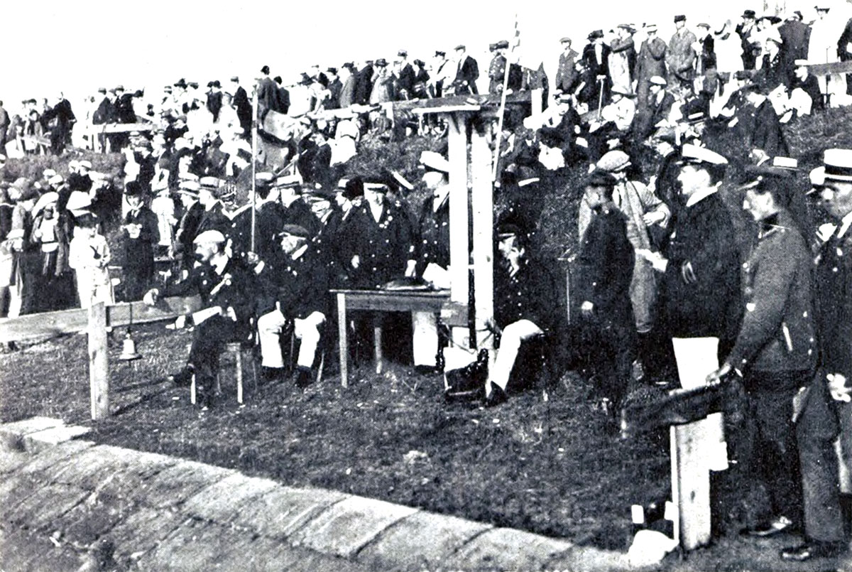 Loża sędziowska na pierwszych regatach związkowych w niepodległej Polsce – Brdyujście, 1920 r. Fotografia opublikowana w piśmie „Sport Wodny” (nr 3/1930). Źródło: Jagiellońska Biblioteka Cyfrowa