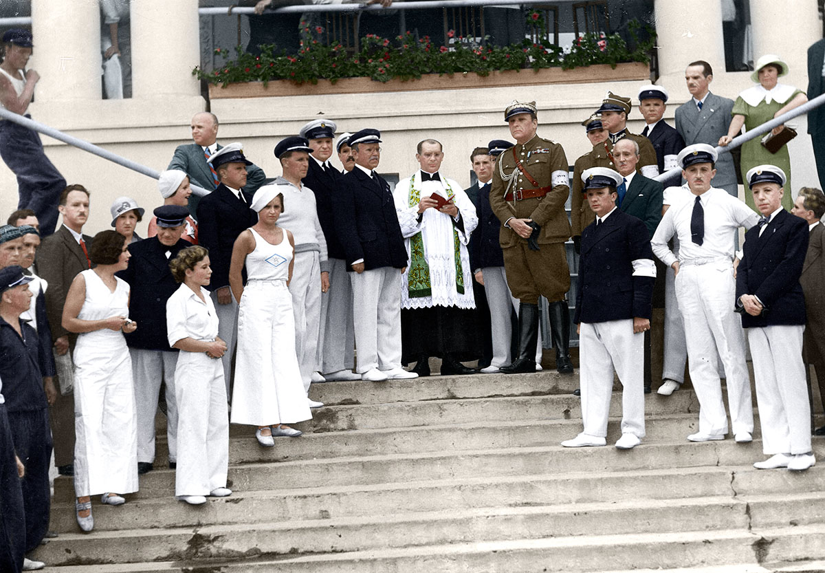 Uroczystość poświęcenia kajaków przed rozpoczęciem spływu „Przez Polskę do morza”. Po prawej stronie w mundurze prawdopodobnie kpt. dr Józef Mazurek (na prawo od gen. Stanisława Kwaśniewskiego). Źródło: Narodowe Archiwum Cyfrowe