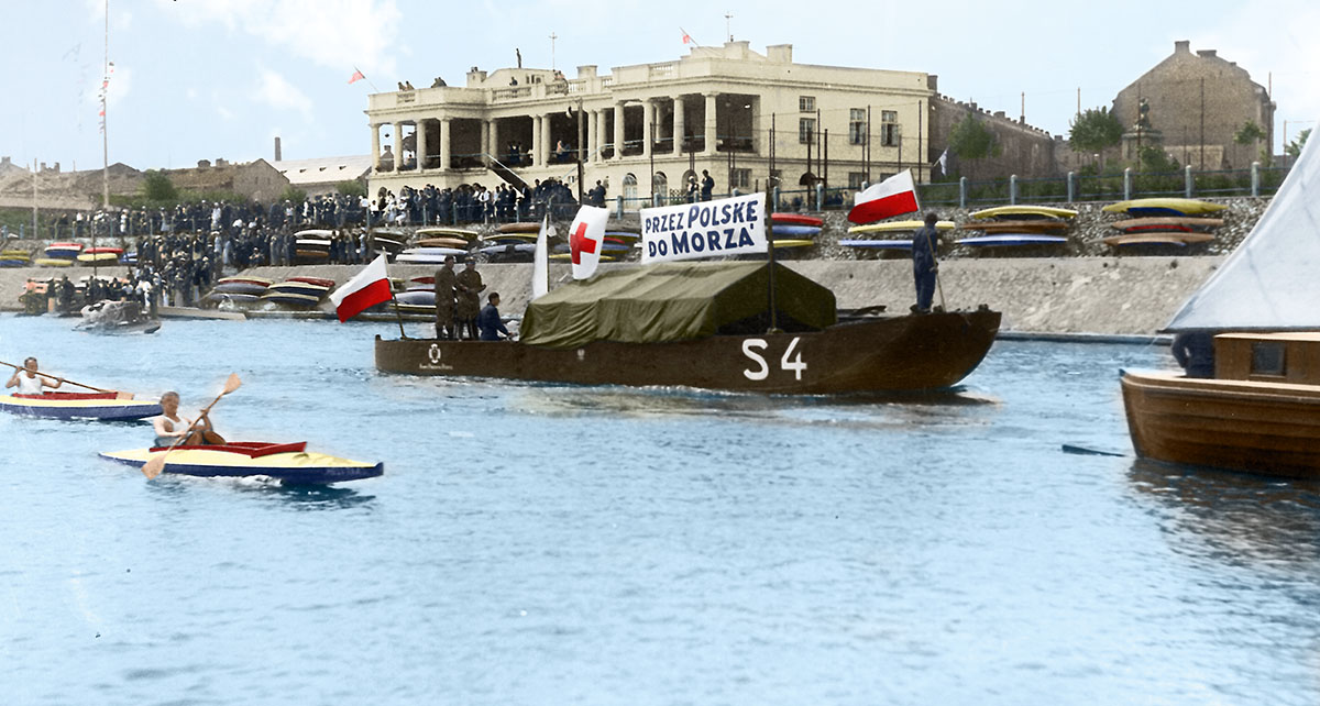 Start spływu kajakowego „Przez Polskę do morza”, lipiec 1933 r. Łódź S4 to sanitarka z dr. Józefem Mazurkiem i jego żoną Aliną Hulanicką na pokładzie. Na zdjęciu widoczna nowo otwarta przystań Klubu Wioślarskiego Syrena Warszawa przy Porcie Czerniakowskim. Źródło: Narodowe Archiwum Cyfrowe