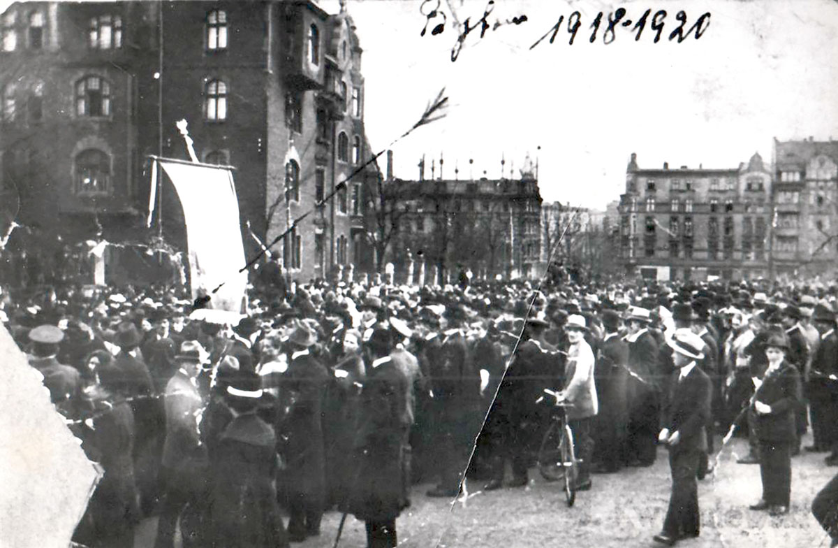 Manifestacja przed Domem Polskim, popularnie zwanym Ulem. Bytom, maj 1920 r. To tutaj Paczyński przystąpił do Polskiej Organizacji Wojskowej Górnego Śląska. Źródło: Śląska Biblioteka Cyfrowa