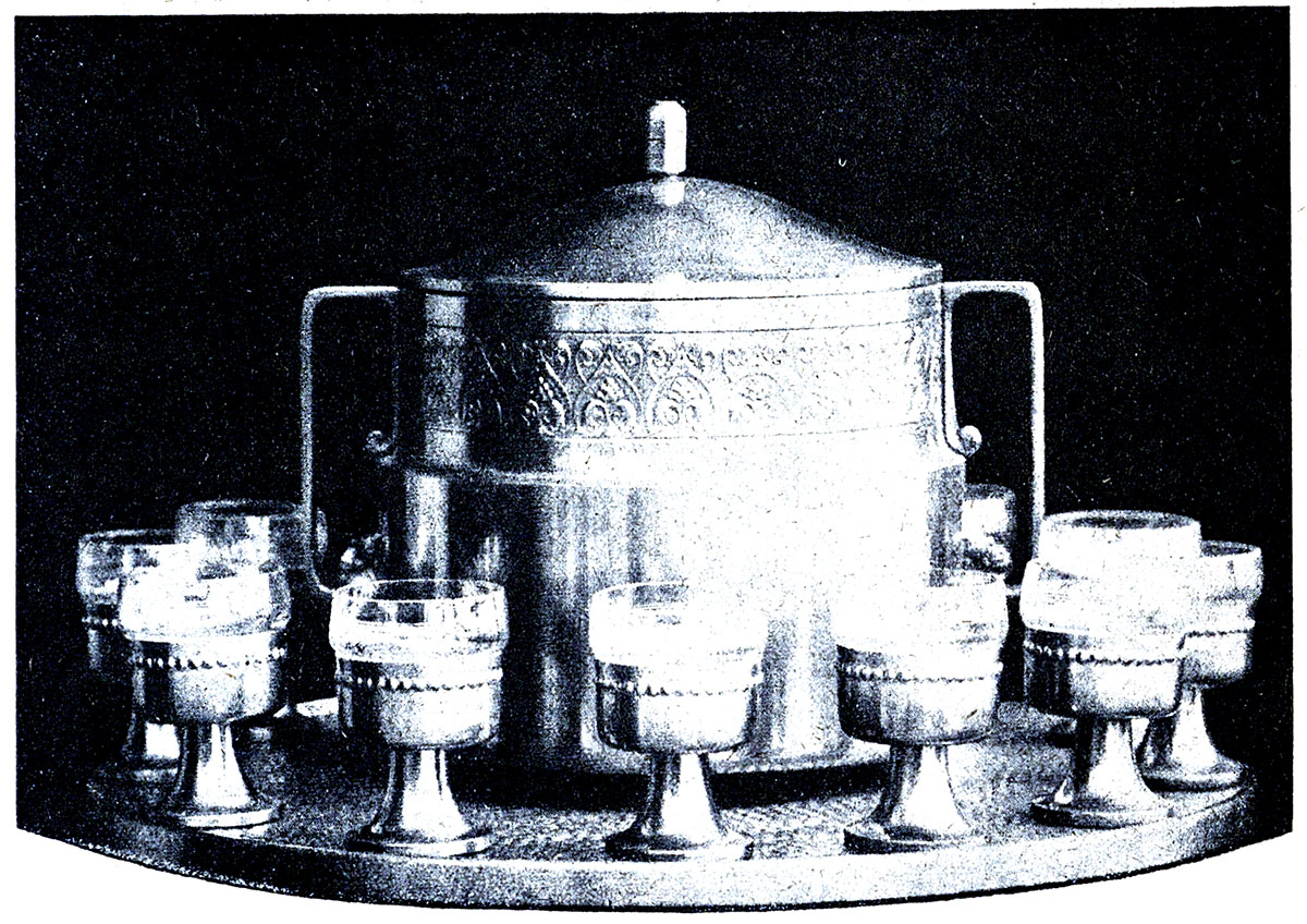 Puchar i 11 kielichów z tacą – nagroda dla mistrza okręgu górnośląskiego, którą w 1922 r. zdobyli piłkarze Ruchu. Fotografia opublikowana przez sponsora trofeum – tygodnik „Sportowiec” (nr 6/1921). Źródło: Śląska Biblioteka Cyfrowa