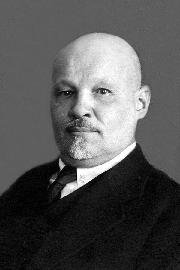 Ludwik Tołłoczko (1870–1957). Zanim został ministrem poczt i telegrafów w niepodległej Polsce, pracował jako inżynier elektryk na terenie Imperium Rosyjskiego. W czasie II wojny światowej więziony z rodziną na Pawiaku i wywieziony do KL Auschwitz. Wyszedł z obozu 6 lutego 1945 r., do śmierci mieszkał w Łodzi. Źródło: Narodowe Archiwum Cyfrowe