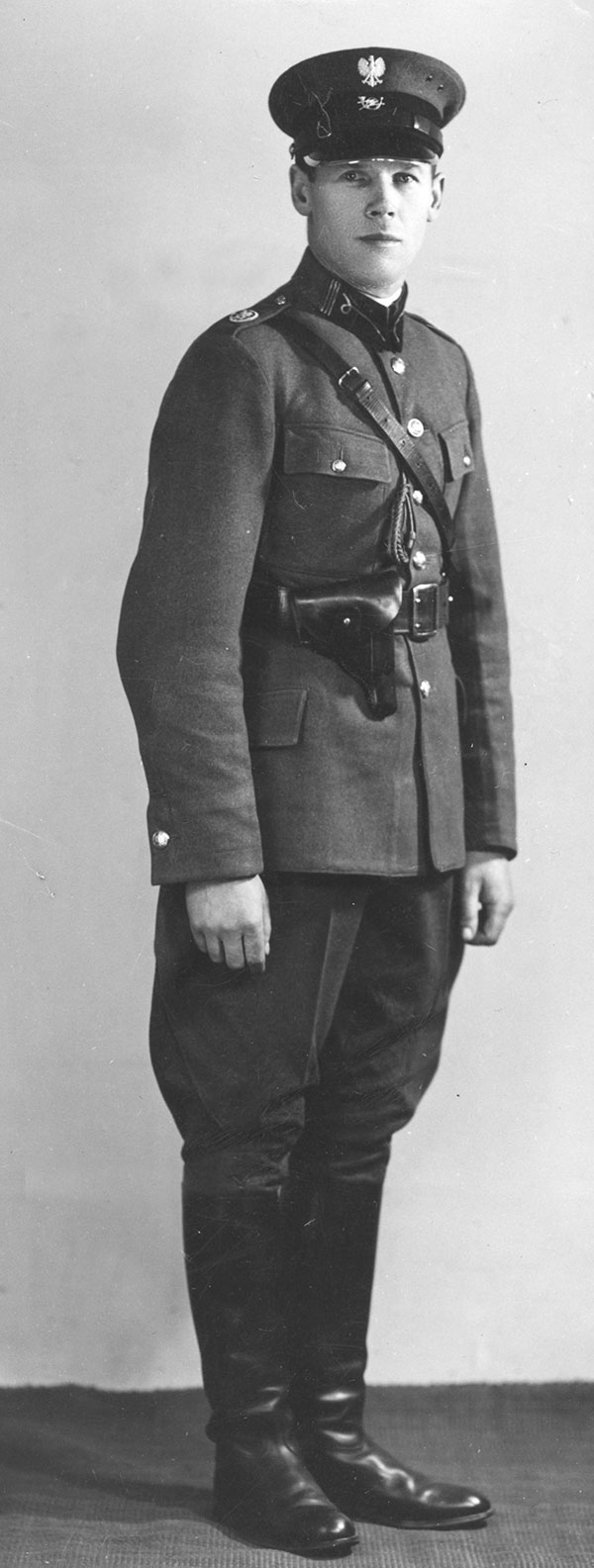 Pracownik pocztowej służby ochronnej. Fot. Jan Malarski. Źródło: Narodowe Archiwum Cyfrowe